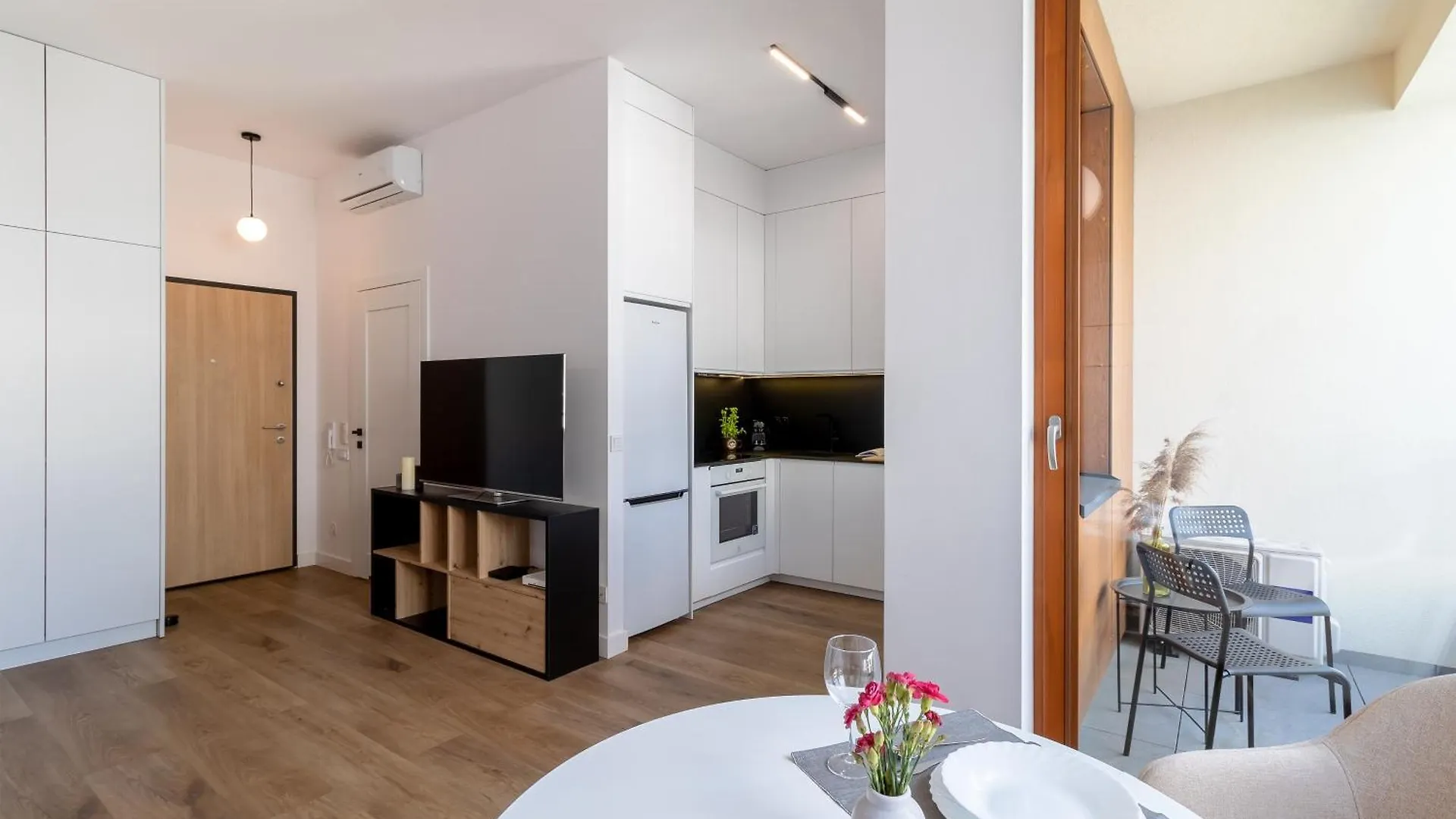 Bright And Cozy Studio In The Business Center Zdziechowskiego 华沙 0*,  波兰